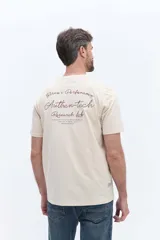 Remera de manga corta color beige, con cuello redondo y estampado de lettering en el pecho.