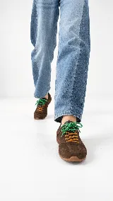 Zapatilla urbana de cuero en color tostado, con diseño liviano, mezcla de texturas y cordones intercambiables.