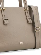 Cartera shopper de cuero color visón con doble asa superior y correa ajustable y desmontable. Cuenta con herrajes metálicos dorados y logo de la marca aplicado en la parte frontal.