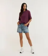 Remera de algodón color marrón óxido, de corte oversized, cuello redondo y manga corta.