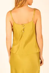 Top verde manzana de satén con breteles finos y escote drapeado.