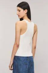 Musculosa slim de ribb de viscosa color marrón, con cuello redondo, sin mangas y bordado sutil en el delantero.