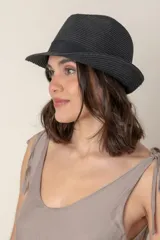 Sombrero de paja color beige con cinta negra.