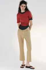 Camiseta de algodón color terracota con efecto lavado, cuello redondo y manga corta. Posee un bajo redondeado.