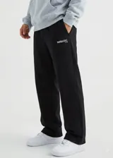 Pantalón de jogging baggy negro de No Basic, confeccionado en algodón premium, con corte holgado, bolsillos laterales y pequeño logo estampado en el muslo.