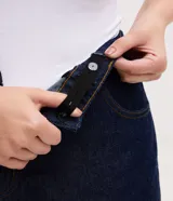 Bermuda tipo jorts de corte amplio y tiro medio, confeccionada en denim de algodón azul oscuro. Presenta diseño de cinco bolsillos, cierre frontal con botón y costuras en tono contrastante.