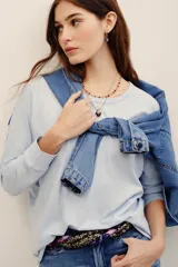 Remera celeste de manga larga con cuello redondo y corte holgado de algodón.