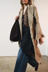 Kimono de terciopelo con cuello solapa y manga larga. Presenta bordados a tono en toda la prenda, cinturón ajustable del mismo tejido y acabados desflecados. Incluye forro interior.
