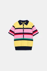 Top de punto de manga corta con cuello polo y cierre frontal de botones, con diseño de franjas horizontales multicolor en tonos amarillo, rosado, azul marino, rojo y verde.