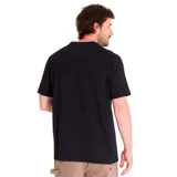 Remera de manga corta color negro con cuello redondo. Presenta un estampado frontal rectangular con rayas diagonales amarillas y negras y el logo de la marca en color blanco.