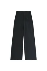 Pantalón de vestir negro de tiro alto con pliegues frontales, corte amplio y pernera recta. Cuenta con bolsillos laterales y cierre frontal con cremallera y botón.