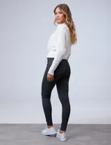 Legging elastizada azul oscuro, marca Alex & Jordan. Pretina ancha con faja interna moldeadora.