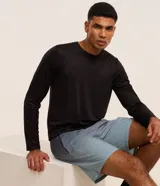 Bermuda deportiva masculina de color azul, con cintura elástica y cordón interno de ajuste.