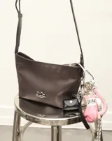 Llavero con dije de guante de boxeo rosa marca Everlast con logo de Supreme, bate de béisbol de madera, pelota de béisbol blanca con costuras rojas, dije de guante de béisbol blanco, dije de resorte rosa y cordón blanco y negro con dije de corazón plateado.