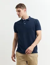 Chomba verde con cuello polo y tapeta de dos botones.