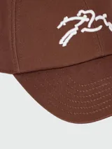 Gorra de algodón marrón con bordado frontal en blanco de la marca Longchamp.