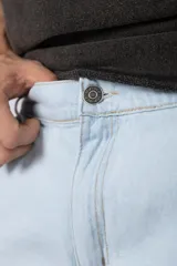 Jean baggy de corte amplio y relajado, color celeste claro, con diseño de pierna ancha y estilo urbano.