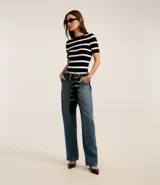 Blusa de punto ligero con diseño de rayas horizontales, cuello redondo y mangas cortas. Confeccionada en una mezcla de viscosa y poliamida, presenta un ajuste al cuerpo.