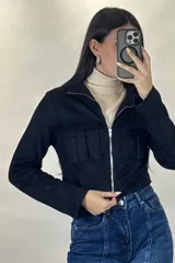 Chaqueta corta de gamuza en color verde militar, con cierre frontal metálico, cuello camisero y dos bolsillos frontales con tapa.