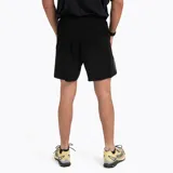 Short deportivo de trail running color negro, con diseño ligero y elástico, cintura elástica y detalle de logo reflectante en el lateral.