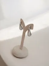 Aros tipo caravanas con diseño de gota lisa y acabado brillante.