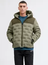 Campera puffer con capucha, diseño bicolor en tonos verde oliva, cierre frontal completo y bolsillos laterales. Presenta textura acolchada sin costuras visibles en el cuerpo y puños ajustables con velcro.