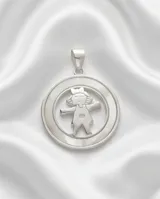 Collar de plata 925 con cadena fina y dije circular que presenta un diseño calado de una niña sobre una base de nácar.