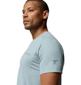 Remera de manga corta técnica Columbia Diamond Peak, color celeste, con tecnologías de enfriamiento y protección solar.