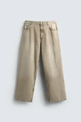 Jeans de corte holgado y amplio en toda la pierna, tiro medio. Tejido rígido con estampado a cuadros con efecto lavado. Cuenta con cinco bolsillos y cierre frontal con cremallera y botón.