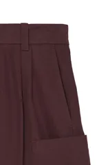 Bermuda cargo relaxed fit color azul marino, de tiro medio con pliegues frontales y presillas para cinturón. Cuenta con bolsillos laterales tipo cargo en las perneras y cierre frontal con cremallera y gancho metálico oculto.