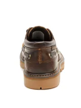 Zapato tipo náutico Caterpillar, confeccionado en cuero marrón con costuras reforzadas, cordones al tono y suela de goma dentada en color tostado.