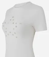 Remera de algodón con elastano color blanco, de corte ajustado, manga corta y cuello redondo. Presenta un detalle frontal de botones dispuestos en forma de estrella.