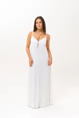 Vestido largo blanco de tirantes finos, con escote en V y corte amplio.