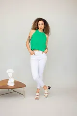 Sandalias rojas de cuero con tres tiras en la capellada, pulsera ajustable y taco cuadrado negro de 3 cm de altura.