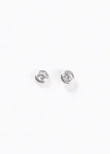 Par de aros tipo stud (perno) de plata 925, hipoalergénicos, con engaste circular y una piedra de zirconia blanca de 4mm de diámetro en el centro.