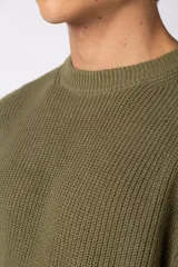Sweater de tejido de punto acanalado en color azul, con cuello redondo, mangas largas y calce relajado.