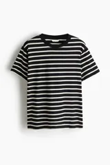 Remera de corte recto confeccionada en punto suave de algodón, con cuello redondo ribeteado y hombros ligeramente caídos.