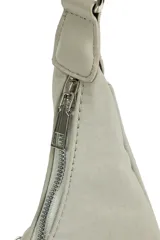 Bandolera negra en forma de luna con dos cierres delanteros.