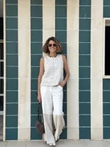 Pantalon de lino de corte recto y holgado, con diseño bicolor que combina tonos crudo y beige. Presenta bolsillos laterales y una silueta fluida.