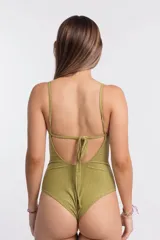 Malla enteriza color verde pistacho con textura geométrica, escote en V y breteles finos regulables.