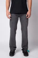 Jean de corte recto y ajuste relaxed fit, confeccionado en denim azul con lavado clásico.