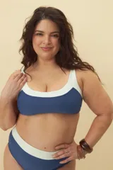 Top de bikini negro con contorno blanco y breteles finos.