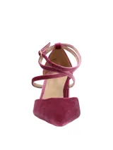 Zapatos de tacón medio cuadrado, confeccionados en terciopelo color fucsia. Presentan un diseño de punta fina con tiras cruzadas en el empeine y cierre ajustable con hebilla en el tobillo.