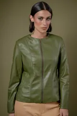 Campera de cuero con cierre frontal, cuello redondo y detalles de tachas metálicas en el escote.