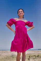 Vestido corto blanco de lino, con escote recto, mangas abullonadas 3/4 con elástico y falda con volado.