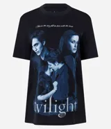 Remera negra de algodón con cuello redondo y manga corta. Presenta un estampado frontal de los personajes principales de la saga Crepúsculo (Bella y Edward) en tonos azules y la palabra "twilight" en la parte inferior.