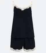 Conjunto de pijama negro, compuesto por un top de tirantes con encaje blanco en el escote y un short con encaje blanco en el ruedo.