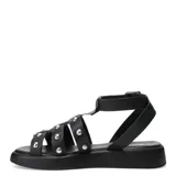 Sandalias estilo gladiador con tiras de cuero color marrón, decoradas con tachas metálicas doradas. Posee una base de plataforma plana color negro y cierre con hebilla ajustable en el tobillo.