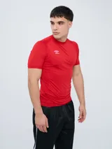 Remera térmica deportiva de manga corta de la marca Umbro, en color rojo, con cuello redondo y ajuste ceñido al cuerpo.