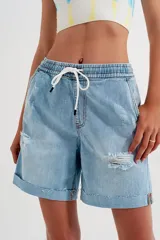 Short de jean celeste con cintura elastizada, cordón de ajuste y roturas.